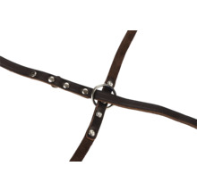 Lederen harnas met metalen ringen en klinknagels