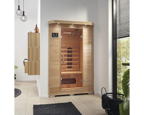 Houten infraroodsauna met glazen deur en digitaal bedieningspaneel in een heldere ruimte