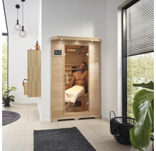 Interieurfoto van een badkamer met een Home Deluxe sauna en een man met een handdoek