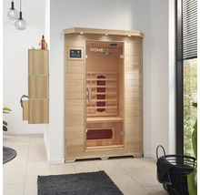 Houten sauna met glazen deur en bedieningselementen in de badkamer