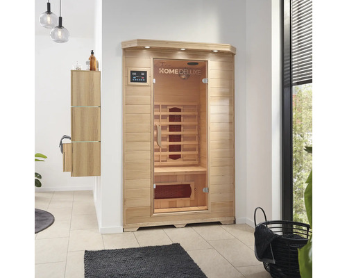 Houten sauna met glazen deur en bedieningselementen in de badkamer
