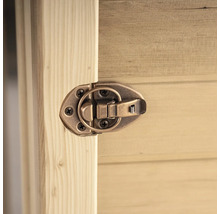 Detailweergave van een draaisluiting op een houten deur