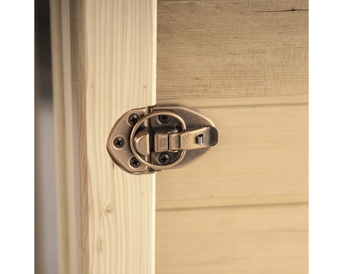 Detailweergave van een draaisluiting op een houten deur