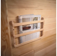 Houten tijdschriftenrek aan houten muur met tijdschrift