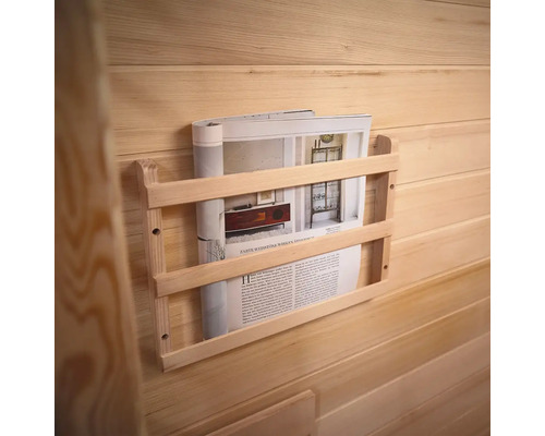 Houten tijdschriftenrek aan houten muur met tijdschrift