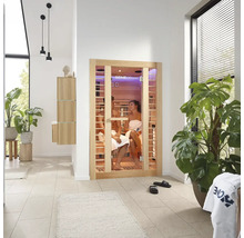 Moderne badkamer met infraroodsauna en twee personen in handdoeken
