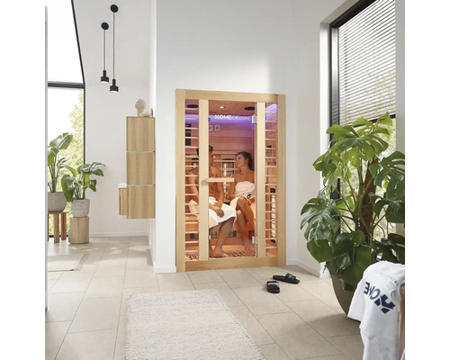 Moderne badkamer met infraroodsauna en twee personen in handdoeken