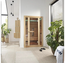 Lichte ruimte met Home Deluxe sauna, planten en badkamermeubels.