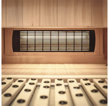 Interieur van een sauna met houten lambrisering en ventilatierooster