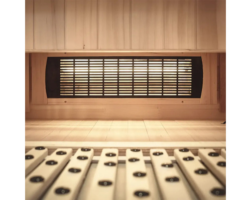 Interieur van een sauna met houten lambrisering en ventilatierooster