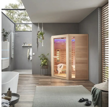 Badkamer met infraroodsauna, bad en douche voor ontspannende momenten