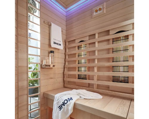 Interieur van een sauna met houten lambrisering, bank en infraroodlampen