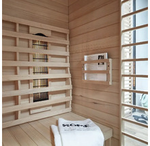 Interieur van een sauna met verwarming, tijdschrift en handdoek
