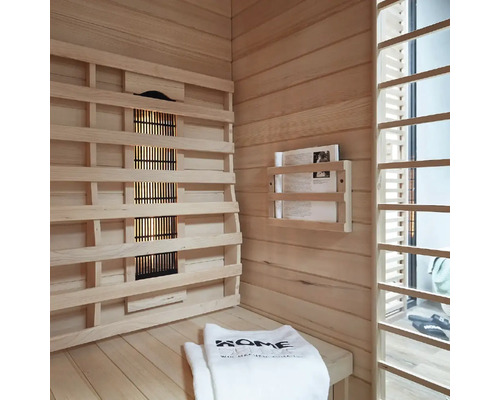 Interieur van een sauna met verwarming, tijdschrift en handdoek