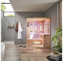 Badkamer met sauna, douche, bad en handdoeken