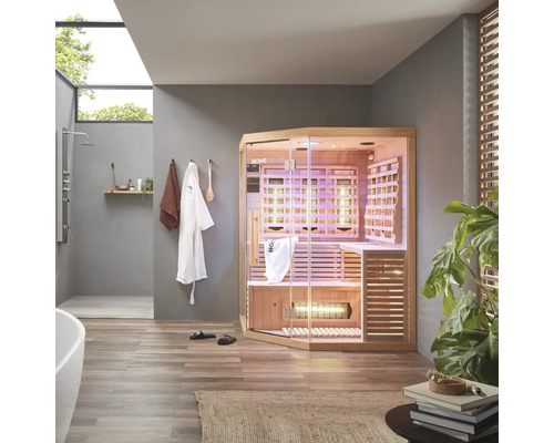 Badkamer met sauna, douche, bad en handdoeken