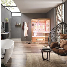 Badkamer met bad, douche, infraroodsauna en hangstoel in een helder, vriendelijk ontwerp