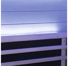 Houten bekleding met horizontale lamellen en verlichting