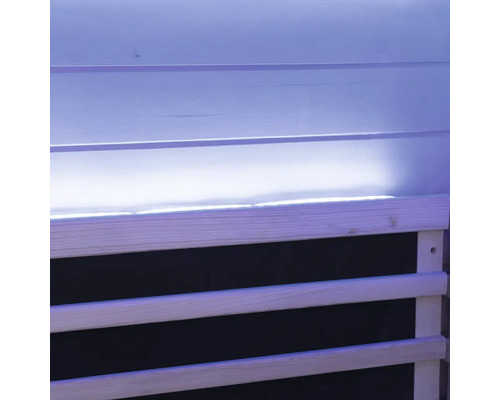Houten bekleding met horizontale lamellen en verlichting