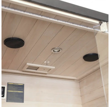 Interieur van een sauna met luidsprekers, lamp en ventilatie