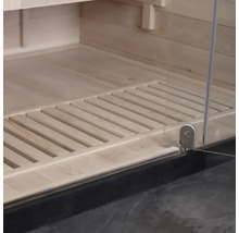 Detailopname van een sauna-interieur met houten vloer en glazen deur