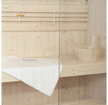 Sauna met houten emmer, scheplepel en handdoek