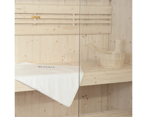 Sauna met houten emmer, scheplepel en handdoek