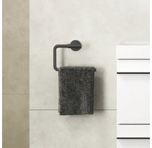 Handdoekhouder met handdoek aan een badkamermuur