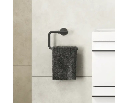 LAUFEN Handdoekring Lida mat zwart Handdoekhouder met handdoek aan een badkamermuur