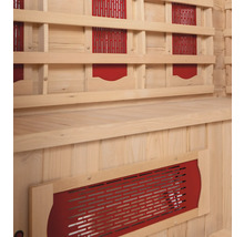 Interieur van een sauna met houten lambrisering en zitbank