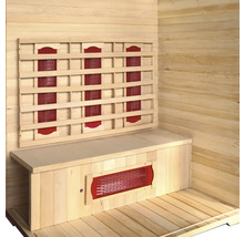 Interieur van een sauna met houten lambrisering en infraroodstralers