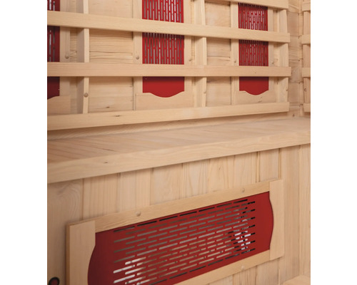 Interieur van een sauna met houten lambrisering en zitbank