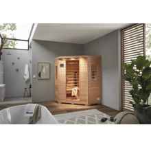 Houten hoek-infraroodsauna in een badkamer met ligbad