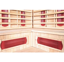 Interieur van een infraroodsauna met houten banken en verwarmingspanelen