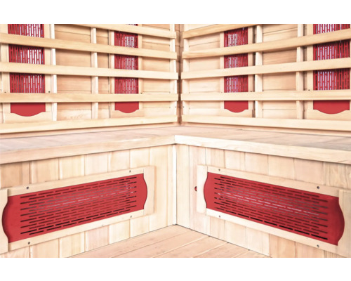 Interieur van een infraroodsauna met houten banken en verwarmingspanelen