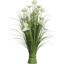 Decoratieve kunstbloemen met witte bloemen en groene grassen.