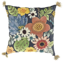 Decoratief kussen met bloemmotief en kwasten op de hoeken