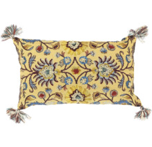 Decoratief kussen met bloemmotief en kwasten op de hoeken