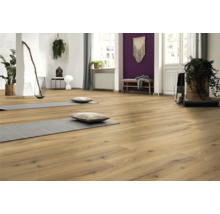 Lichte kamer met laminaatvloer, yogamatten en decoratieve elementen