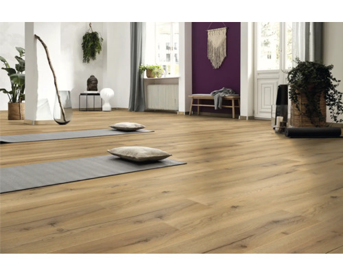 Lichte kamer met laminaatvloer, yogamatten en decoratieve elementen