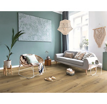Woonkamer met bank, fauteuil, decoratie en vloerbedekking