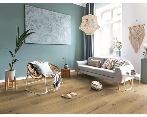 Woonkamer met bank, fauteuil, decoratie en vloerbedekking
