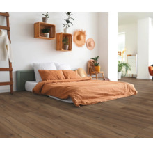 Lichte slaapkamer met houten vloer, bed en decoratie