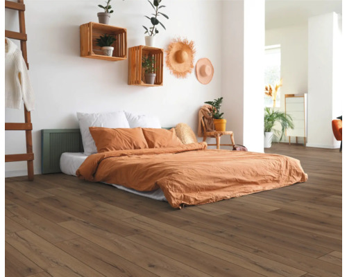 Lichte slaapkamer met houten vloer, bed en decoratie