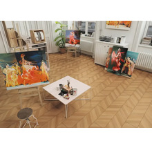 Atelier met schildersezels, doeken, tafel met schildersbenodigdheden en houten vloer