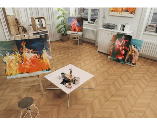 Atelier met schildersezels, doeken, tafel met schildersbenodigdheden en houten vloer