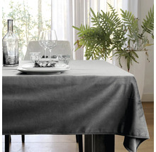 Grijs fluwelen tafelkleed op een eettafel met servies en decoratie