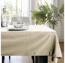 Gedekte eettafel met tafelkleed, servies, glazen en decoratie voor een elegante sfeer