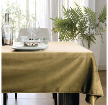 Gedekte tafel met gouden tafelkleed, glazen, servies en decoratie