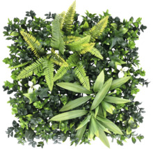 Kunstmatige groene wand met varens en bladeren voor decoratie